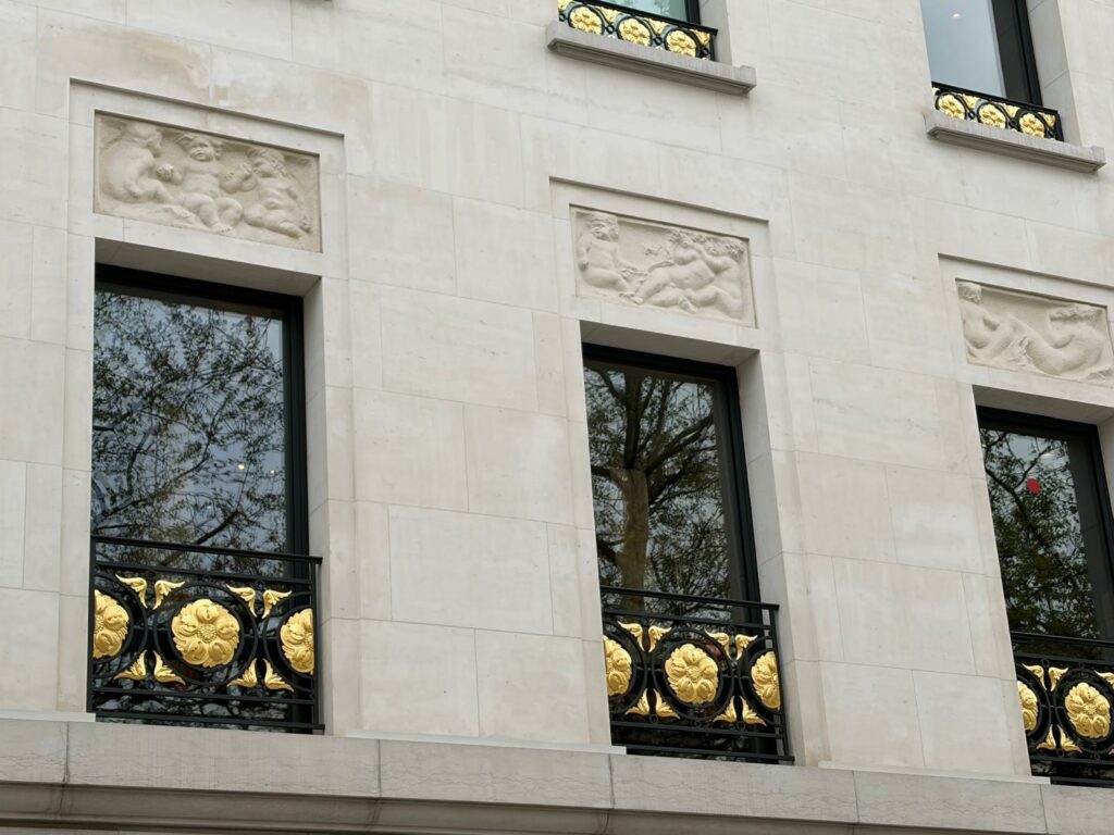 Les treize bas-reliefs de l&rsquo;Hôtel Marcel Dassault, œuvre de Raymond Martin